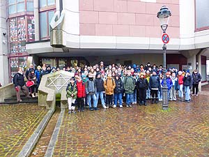 Vor der Synagoge In der Synagoge